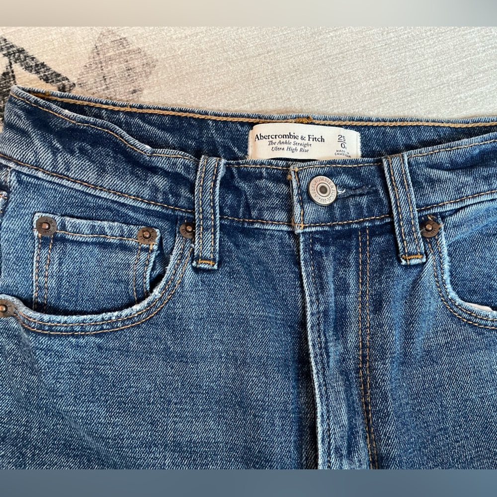 Abercrombie Distressed Ultra High Rise Ankle Straight Jean - Picture 3 of 3